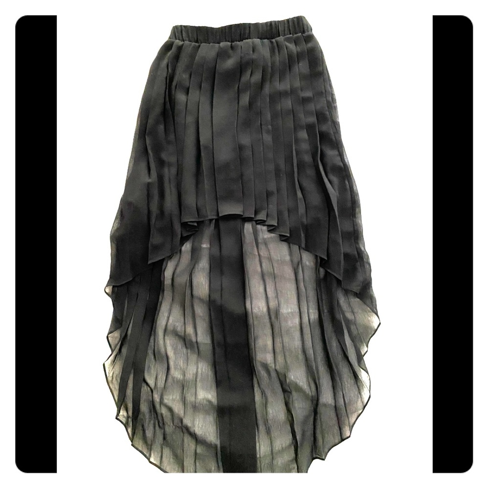 Beautiful high low pleated black Bebe skirt🖤